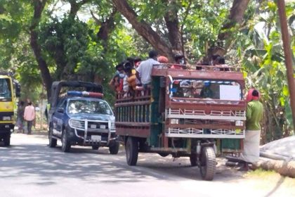 1 2 নাটোরে কৃষি শ্রমিক পরিবহনে হাইওয়ে পুলিশের হয়রানি