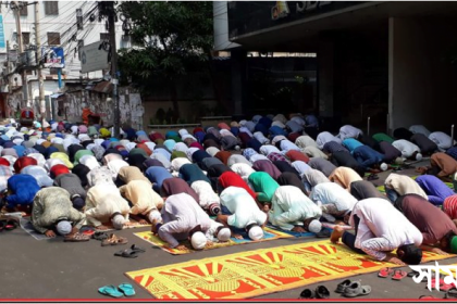 3 2 সরকারী নির্দেশনা উপেক্ষা করে রাস্তায় মুসল্লিদের জুম্মার নামাজ আদায়