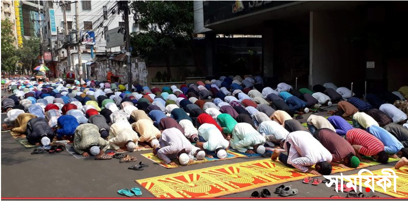 3 2 সরকারী নির্দেশনা উপেক্ষা করে রাস্তায় মুসল্লিদের জুম্মার নামাজ আদায়