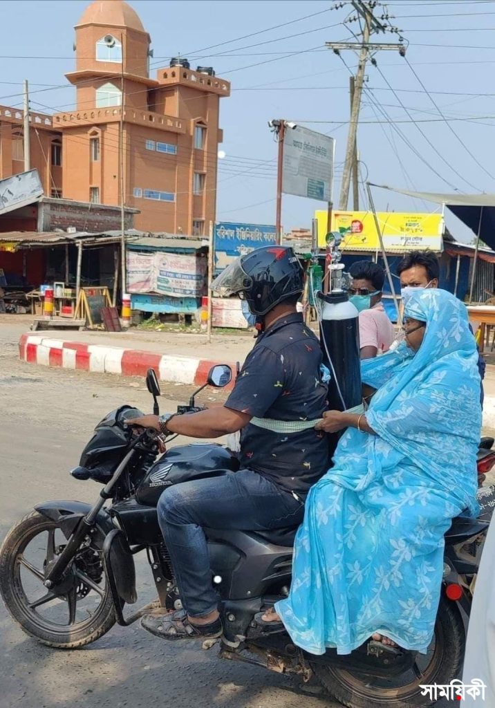 Barishal to save mother son tiding oxigen cylender and driving her mother to Sher e Bangla Medical College hospital. photo collected with news বরিশালে স্বাস্থ্য সেবা নিশ্চিতে উচ্চ পর্যায়ে বৈঠক