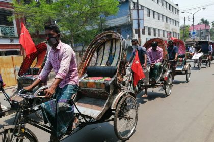 IMG 20210417 114840 বরিশালে ত্রাণ ও রেশনের দাবীতে খালি রিক্সা নিয়ে মিছিল