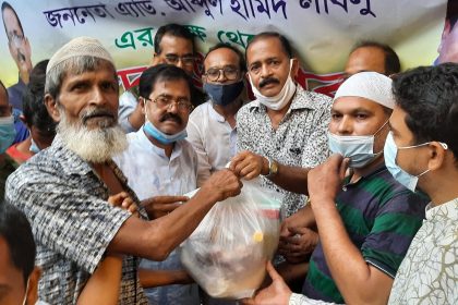 20210511 165909 শাহজাদপুরে ৫'শ মটর শ্রমিককে ঈদ উপহার দিলে চয়ন ইসলাম ও এ্যাড. লাবলু