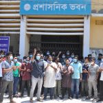 Barishal students of BM College blocked the administration building and locked gate thus Prof. Kayum udiin not to join vice principal post. phtp collected with news উপাধ্যক্ষ পদে প্রফেসর কাইয়ুমউদ্দিন যোগদান করতে পারেনি, ছাত্ররা তালা ঝুলিয়ে দিয়েছে কার্যালয়ে