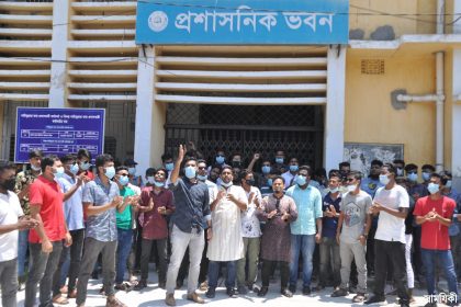 Barishal students of BM College blocked the administration building and locked gate thus Prof. Kayum udiin not to join vice principal post. phtp collected with news উপাধ্যক্ষ পদে প্রফেসর কাইয়ুমউদ্দিন যোগদান করতে পারেনি, ছাত্ররা তালা ঝুলিয়ে দিয়েছে কার্যালয়ে