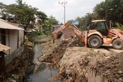 Massive cleaning activities continued by BCC. The photo was taken recentle from Chawmatha area of the Coty. collected with news 4 আগামী মওসুমে জলাবদ্ধতা নিরসনে <br>বিসিসির পরিস্কার পরিচ্ছন্নতার ব্যাপক কার্যক্রম পূর্ণ গতিতে এগিয়ে চলছে