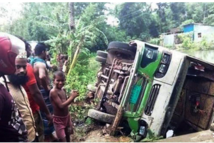 বাস বরিশালে নিয়ন্ত্রণ হারিয়ে উল্টে গেল যাত্রীবাহী বাস, আহত ২০