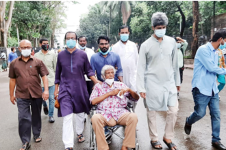 লহ ৫৪ নেতাকর্মীর মুক্তির দাবিতে সুপ্রিম কোর্ট ফটকের সামনে একসাথে অবস্থান নিয়েছন নূর-সাকি'রা