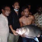 Barishal Photo About 33Kg Katla fish caught in historical Durgasagor Dighi of Barishal 1 1 বরিশালের দুর্গাসাগর দীঘিতে ৩৩কেজি ওজনের কাতল মাছ!