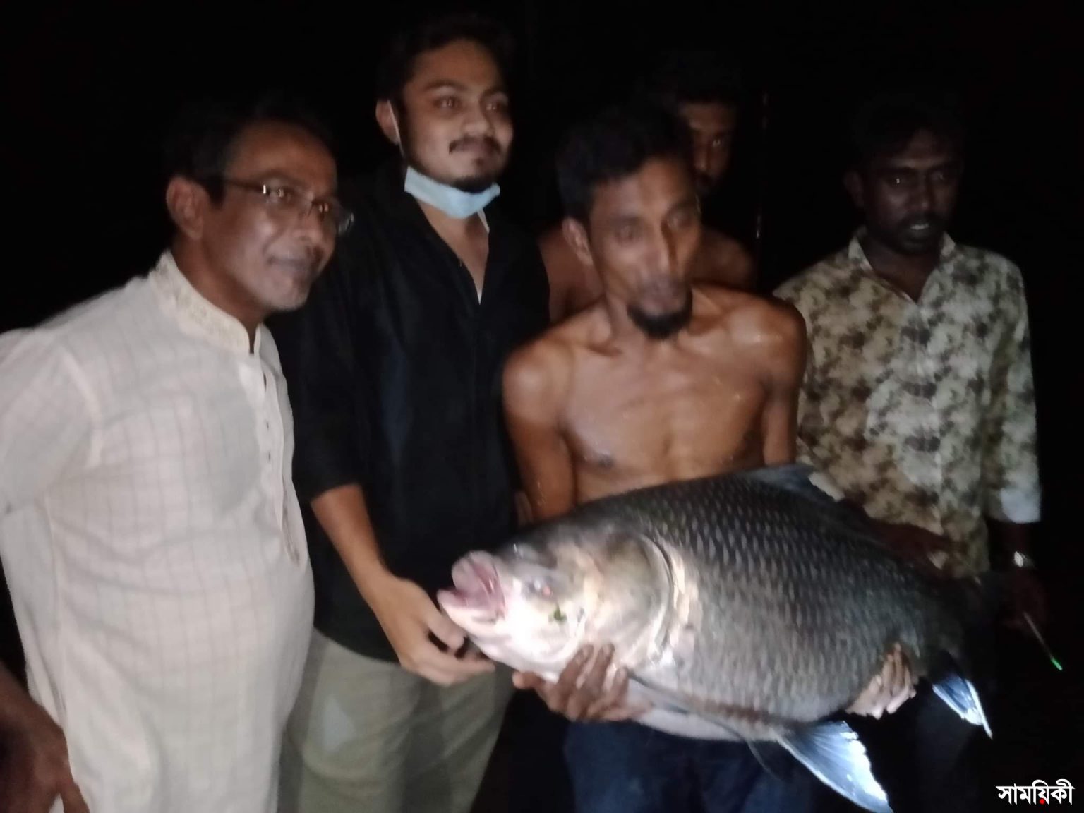 Barishal Photo About 33Kg Katla fish caught in historical Durgasagor Dighi of Barishal 1 1 বরিশালের দুর্গাসাগর দীঘিতে ৩৩কেজি ওজনের কাতল মাছ!