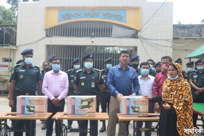 Barishal Photo Rickshaw van sewing machine distributed among the prisoners released from Barishal Central Jail 3 বরিশালে মুক্তি পাওয়া কারাবন্দীদের মধ্যে ভ্যান ও সেলাই মেশিন বিতরণ