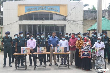 Barishal Photo Rickshaw van sewing machine distributed among the released prisoners including Piraya Aktar 2nd from right released from Barishal Central Jail 1 মিথ্যা মামলায় দীর্ঘ ২৬ বছর কারাভোগের পর মুক্তি পেয়েছেন পিরোজপুরের পিয়ারা