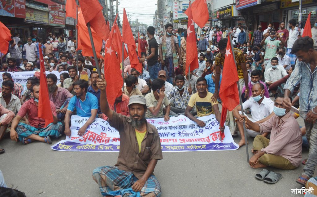 Barishal photo Battery operated road transport owners and drivers blocking road held agitation rally protesting restriction imposed against plying those on road 1 বরিশালে ব্যাটারী চালিত গাড়ী বন্ধের প্রতিবাদে সড়ক অবরোধ ও বিক্ষোভ সমাবেশ অনুষ্ঠিত