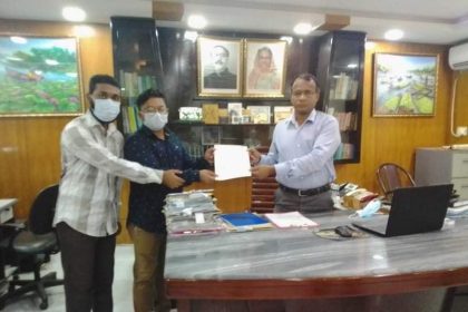 Jhalakathi photo Memorendum handed over to district administration demanding action against killing fish by pouring poison বিষ প্রয়োগ করে মাছ শিকার করার প্রতিবাদে ঝালকাঠিতে জেলা প্রশাসক বরাবর স্মারকলিপি