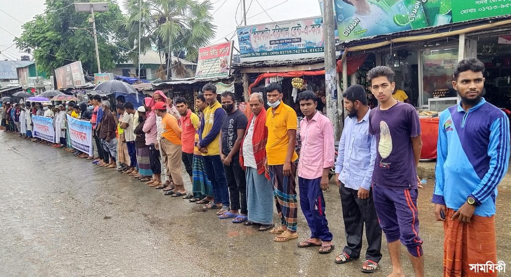 Kuakata Photo Evicted businessmen of Kuakata forming human chain on Friday calling for proper rehabilitation 2 কুয়াকাটায় উচ্ছেদ অভিযানে ক্ষতিগ্রস্ত ক্ষুদ্র ব্যবসায়ীদের মানববন্ধন
