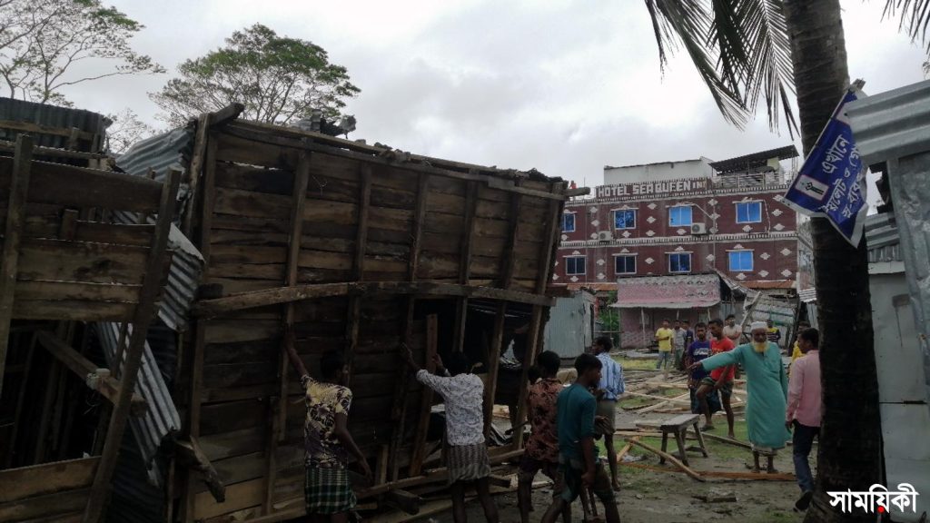Kuakata Photo Eviction drive on Thursday afternoon operated by administraion against illegal construction on government land ignoring legality and weather risk 2 কুয়াকাটায় উচ্ছেদ অভিযানে ক্ষতিগ্রস্ত ক্ষুদ্র ব্যবসায়ীদের মানববন্ধন