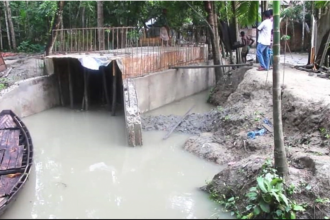 ত পিরোজপুরের স্বরূপকাঠীর খালে বক্স কালভার্ট নির্মাণে নৌ যোগাযোগ ব্যাহত ও পণ্য পরিবহনে সমস্যা