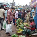 Barishal photo Barishal Kitchen market crowded public absent but private transports running on road amid activities of mobile court and checkposts in the city 6 লকডাউনের দ্বিতীয় দিন বরিশালের বাজারগুলোতে মানুষের জটলা! রাস্তাঘাটে যানবাহন কম