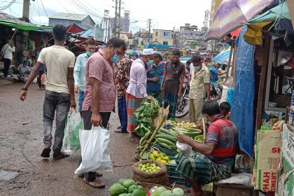 Barishal photo Barishal Kitchen market crowded public absent but private transports running on road amid activities of mobile court and checkposts in the city 6 লকডাউনের দ্বিতীয় দিন বরিশালের বাজারগুলোতে মানুষের জটলা! রাস্তাঘাটে যানবাহন কম