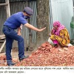 Gournadi photo OC of Gournadi PS Afzal hossain helped the elderly female day labour forced to work for earning livelihoodduring lock down লকডাউনেও ইটভাঙ্গার কাজ করা এক বৃদ্ধাকে ওসির মানবিক সহায়তা