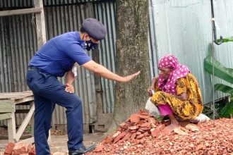 Gournadi photo OC of Gournadi PS Afzal hossain helped the elderly female day labour forced to work for earning livelihoodduring lock down লকডাউনেও ইটভাঙ্গার কাজ করা এক বৃদ্ধাকে ওসির মানবিক সহায়তা