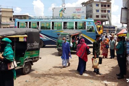 barishal photo passenger bus service connecting barishal disrupted as workers started strike demanding arrest of attackers on them 3 বাস মালিক ও শ্রমিকদের ওপর হামলাকারীদের গ্রেফতারের আশ্বাসে বরিশালে ধর্মঘট প্রত্যাহার, বাস চলাচল স্বাভাবিক