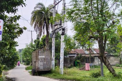 2 5 ঝুঁকিতে নাটোর পৌরবাসী: রাস্তায় বৈদ্যুতিক ট্রান্সফরমার!