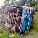 Barishal Photo Five injured after bus plunged to roadside ditch on Barishal Bhola highway on Tuesday early morning বরিশালে পৃথক দুটি সড়ক দুর্ঘটনায় আহত-২০