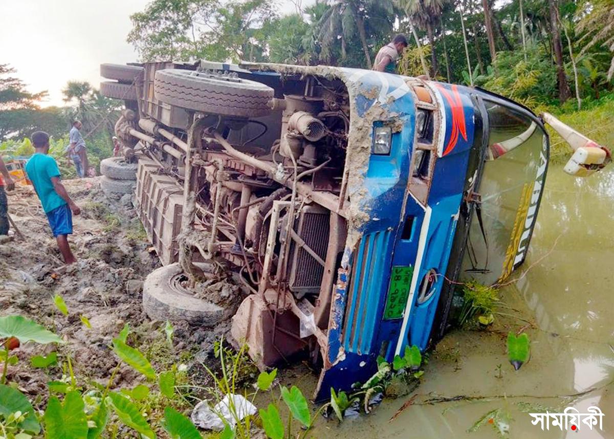 Barishal Photo Five injured after bus plunged to roadside ditch on Barishal Bhola highway on Tuesday early morning বরিশালে পৃথক দুটি সড়ক দুর্ঘটনায় আহত-২০