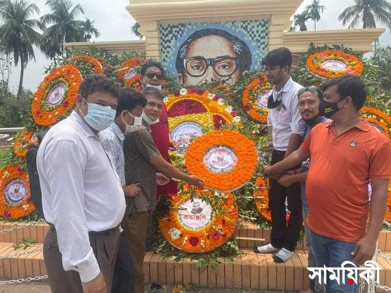 n 3 নাটোরে জাতীয় শোক দিবসে বঙ্গবন্ধুর প্রতিকৃতিতে পুষ্পস্তবক অর্পণ হিন্দু মহাজোটের