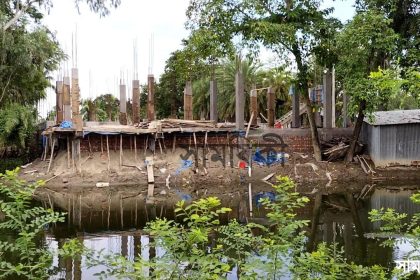 hhh নাটোরে পানি উন্নয়ন বোর্ডের অধিগ্রহণকৃত জলাশয়ে বহুতল ভবন নির্মাণ