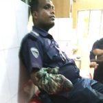 police আসামি ধরতে গিয়ে দায়ের কোপে কনস্টেবলের কবজি বিচ্ছিন্ন, আহত ২