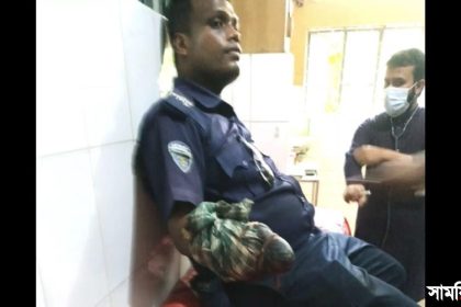 police আসামি ধরতে গিয়ে দায়ের কোপে কনস্টেবলের কবজি বিচ্ছিন্ন, আহত ২