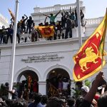 srilanka 5 বিক্ষোভকারীদের দখলে শ্রীলঙ্কার প্রধানমন্ত্রীর কার্যালয়