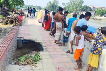 1 13 নাটোরের সিংড়া শহর রক্ষা বাঁধ উদ্বোধনের ২৭ দিনেই ধস