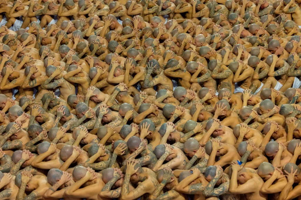 এল সালভাদর ২,০০০ বন্দিকে “মেগা কারাগারে” স্থানান্তর করা হয়েছে