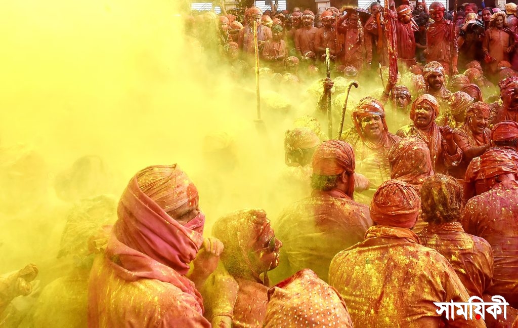 প্রতিটি ভারতীয় রাজ্য আলাদাভাবে হোলি উদযাপন করে। এখানে উত্তর প্রদেশে, নন্দগাঁও (হিন্দু দেবতা কৃষ্ণের বাড়ি) মহিলারা কাঠের লাঠি দিয়ে বারসানা (রাধার আদি শহর) পুরুষদের আক্রমণ করে, কিংবদন্তীকে নতুন করে তুলে ধরে। অজয় আগরওয়াল হিন্দুস্তান টাইমস