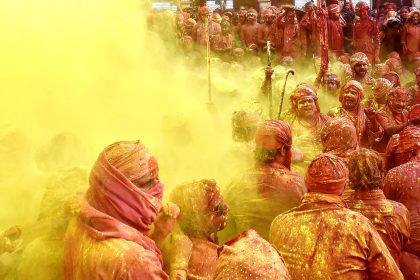 প্রতিটি ভারতীয় রাজ্য আলাদাভাবে হোলি উদযাপন করে। এখানে উত্তর প্রদেশে, নন্দগাঁও (হিন্দু দেবতা কৃষ্ণের বাড়ি) মহিলারা কাঠের লাঠি দিয়ে বারসানা (রাধার আদি শহর) পুরুষদের আক্রমণ করে, কিংবদন্তীকে নতুন করে তুলে ধরে। অজয় আগরওয়াল হিন্দুস্তান টাইমস