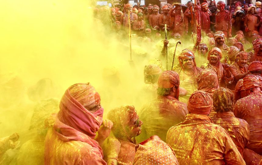 প্রতিটি ভারতীয় রাজ্য আলাদাভাবে হোলি উদযাপন করে। এখানে উত্তর প্রদেশে, নন্দগাঁও (হিন্দু দেবতা কৃষ্ণের বাড়ি) মহিলারা কাঠের লাঠি দিয়ে বারসানা (রাধার আদি শহর) পুরুষদের আক্রমণ করে, কিংবদন্তীকে নতুন করে তুলে ধরে। অজয় আগরওয়াল হিন্দুস্তান টাইমস